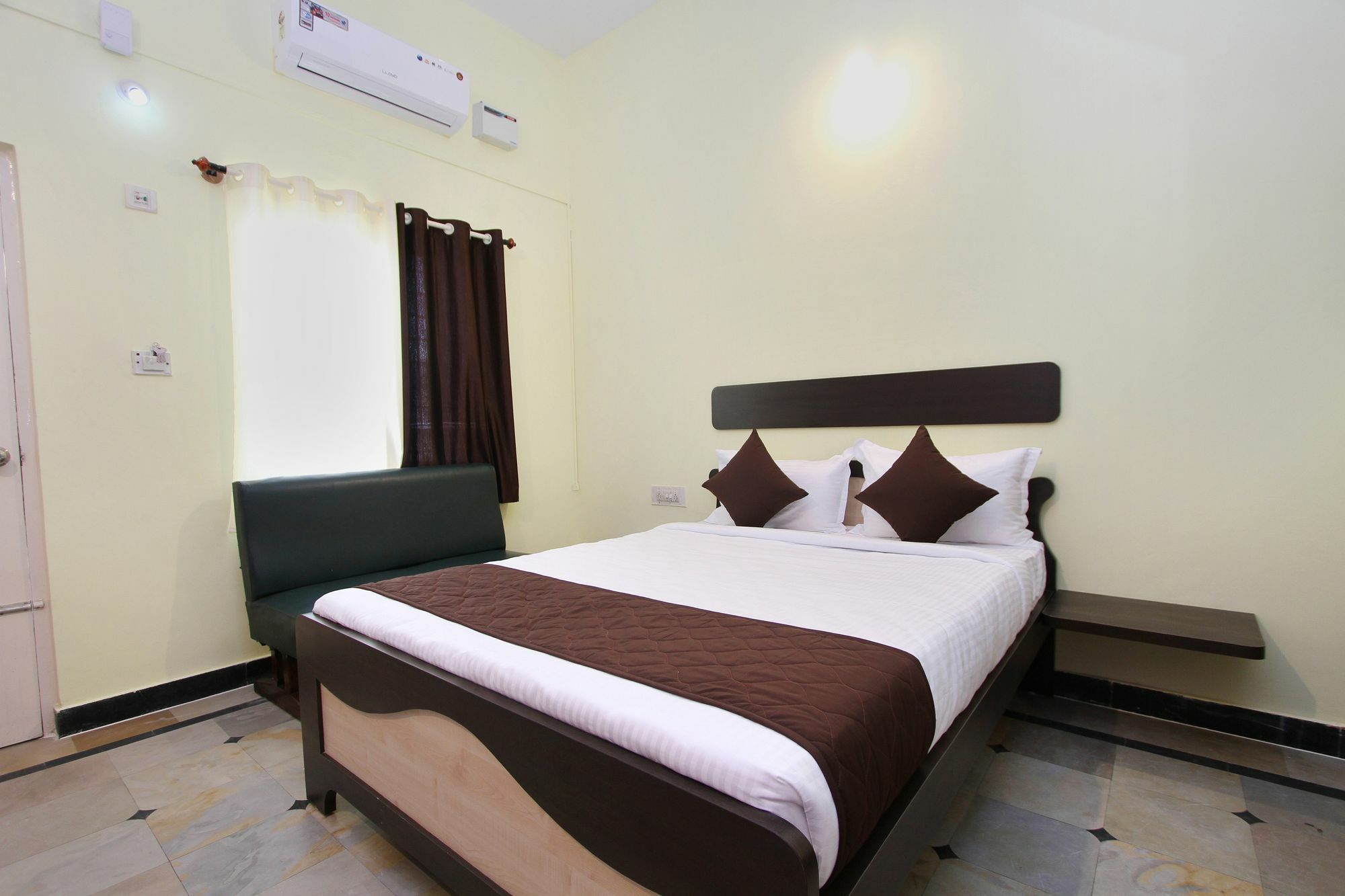 Oyo 9060 Sri Sai Guest Inn Bangalore Extérieur photo